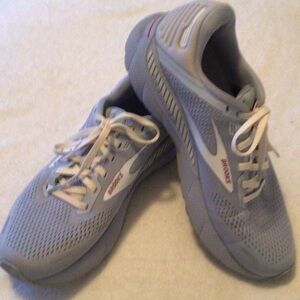 Brooks Adrenaline GTS 22 Women’s Running Shoes